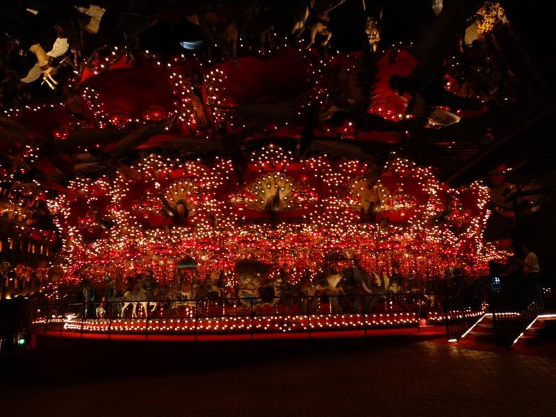 Over 20,000 lights, 182 chandeliers, and 269 animals don the World's Largest Carousel, which spans 80 feet and weighs 36 tons.