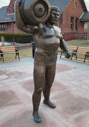 Da Crusher Statue