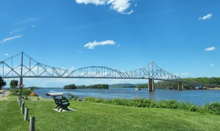 The original Lansing Bridge, connecting Wisconsin with Lansing, Iowa via Wisconsin Highway 82.